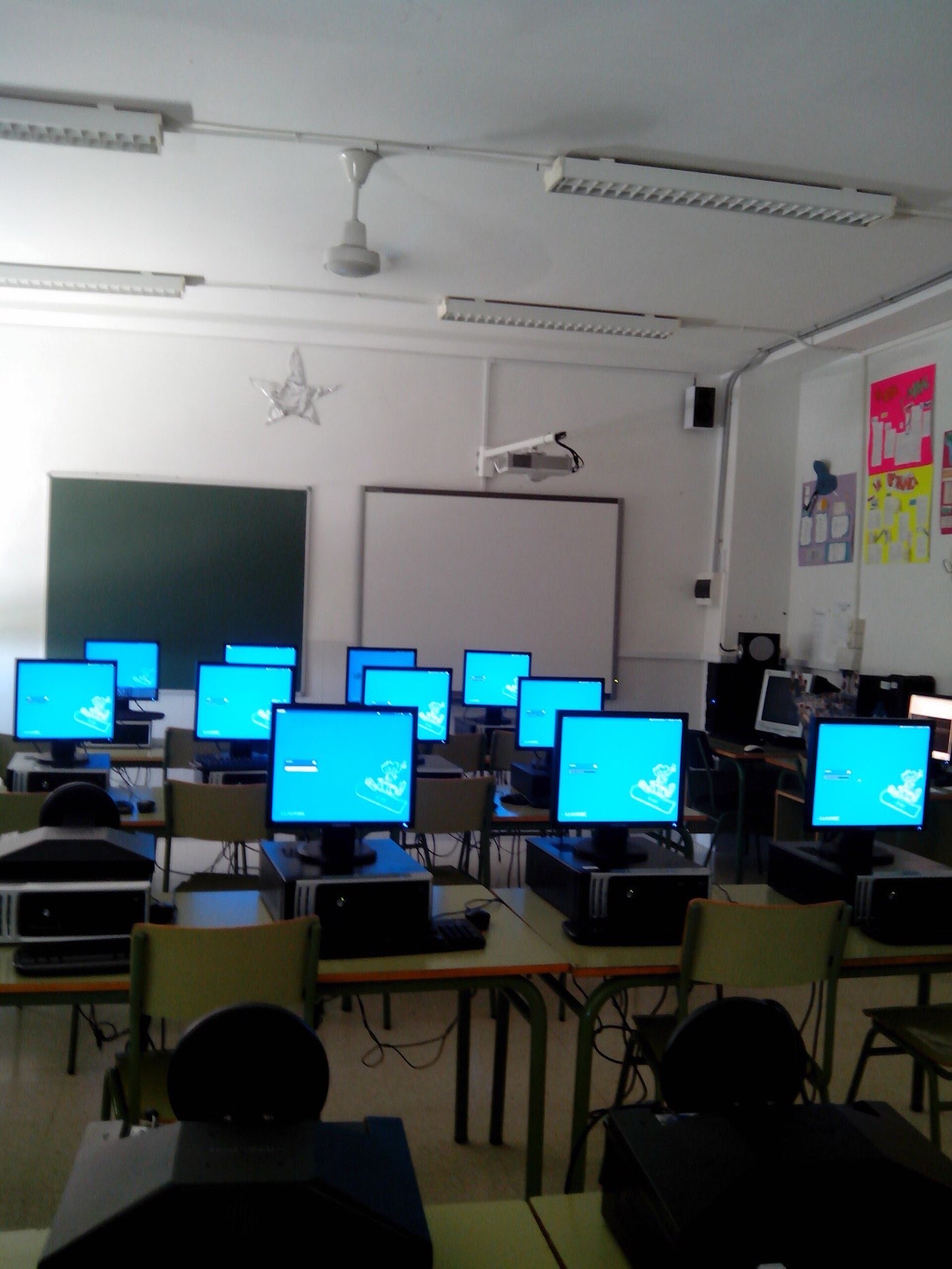 En datorsal med arbetsplatser