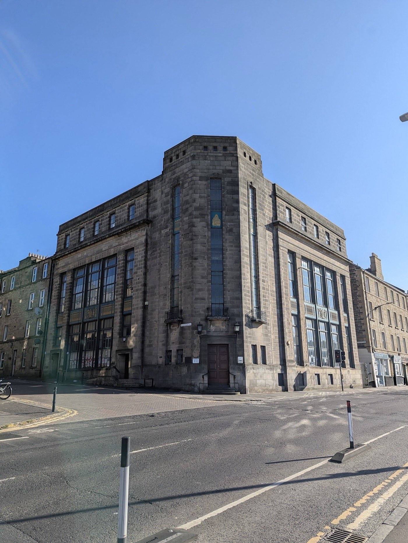 Ett biblioteks entré med hyllor bakom