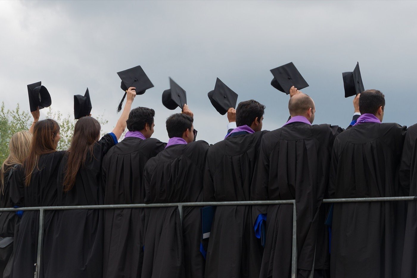 Studenter i examensdräkt